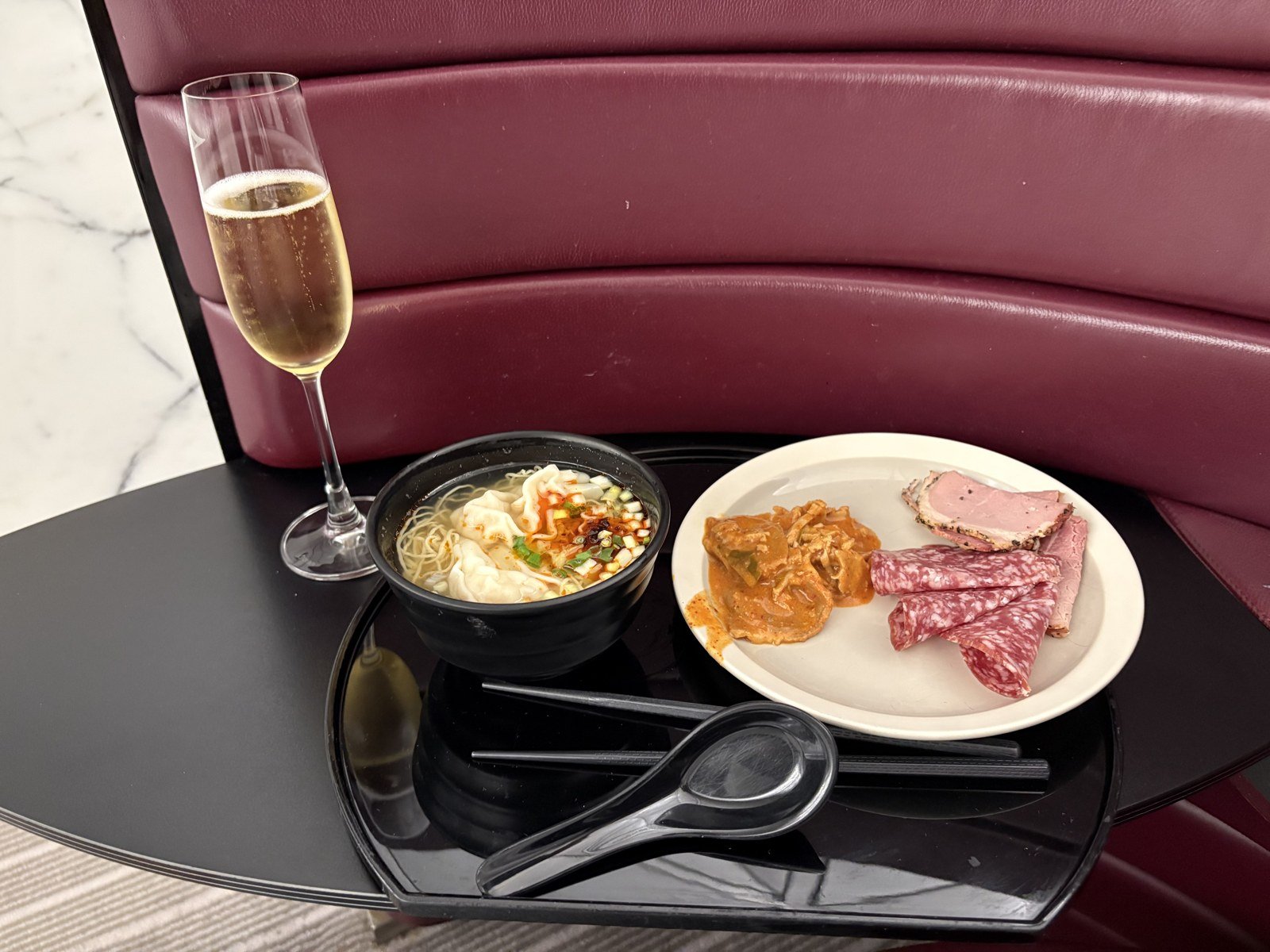ラウンジで注文したワンタン麺と、冷製の盛り合わせ