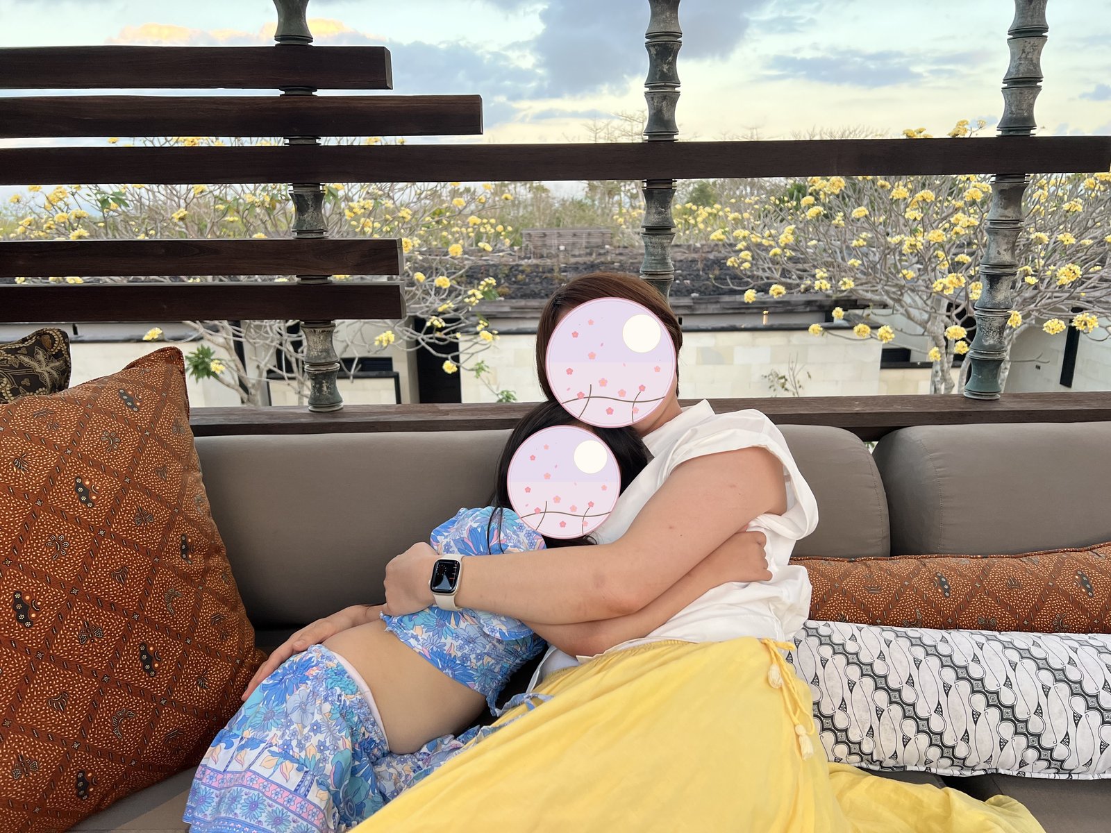 夕暮れのテラスで抱き合う母子