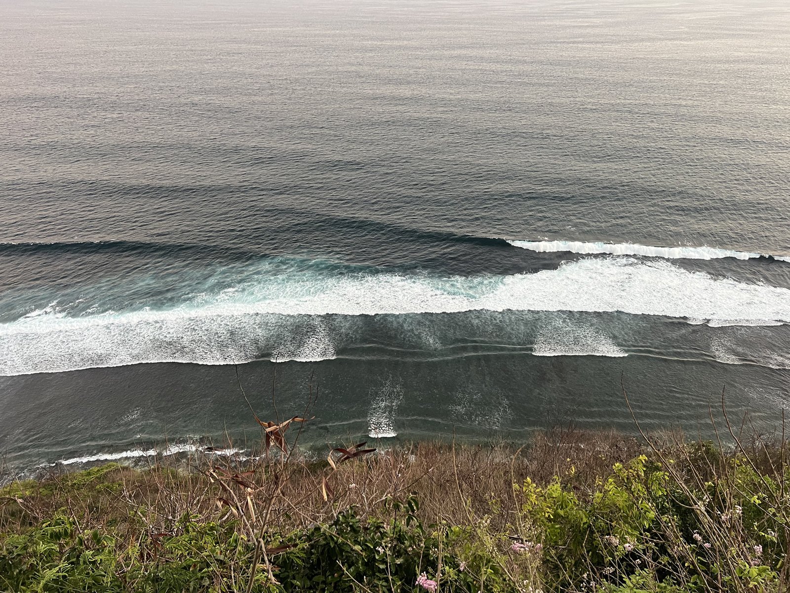 断崖から見下ろすウルワツの海と波