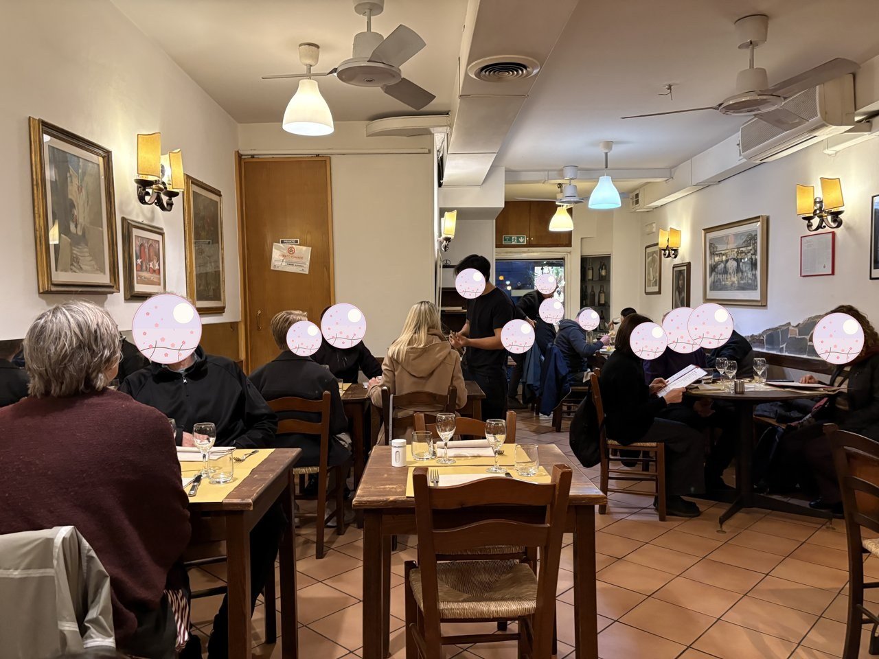 落ち着いたトラットリアの店内