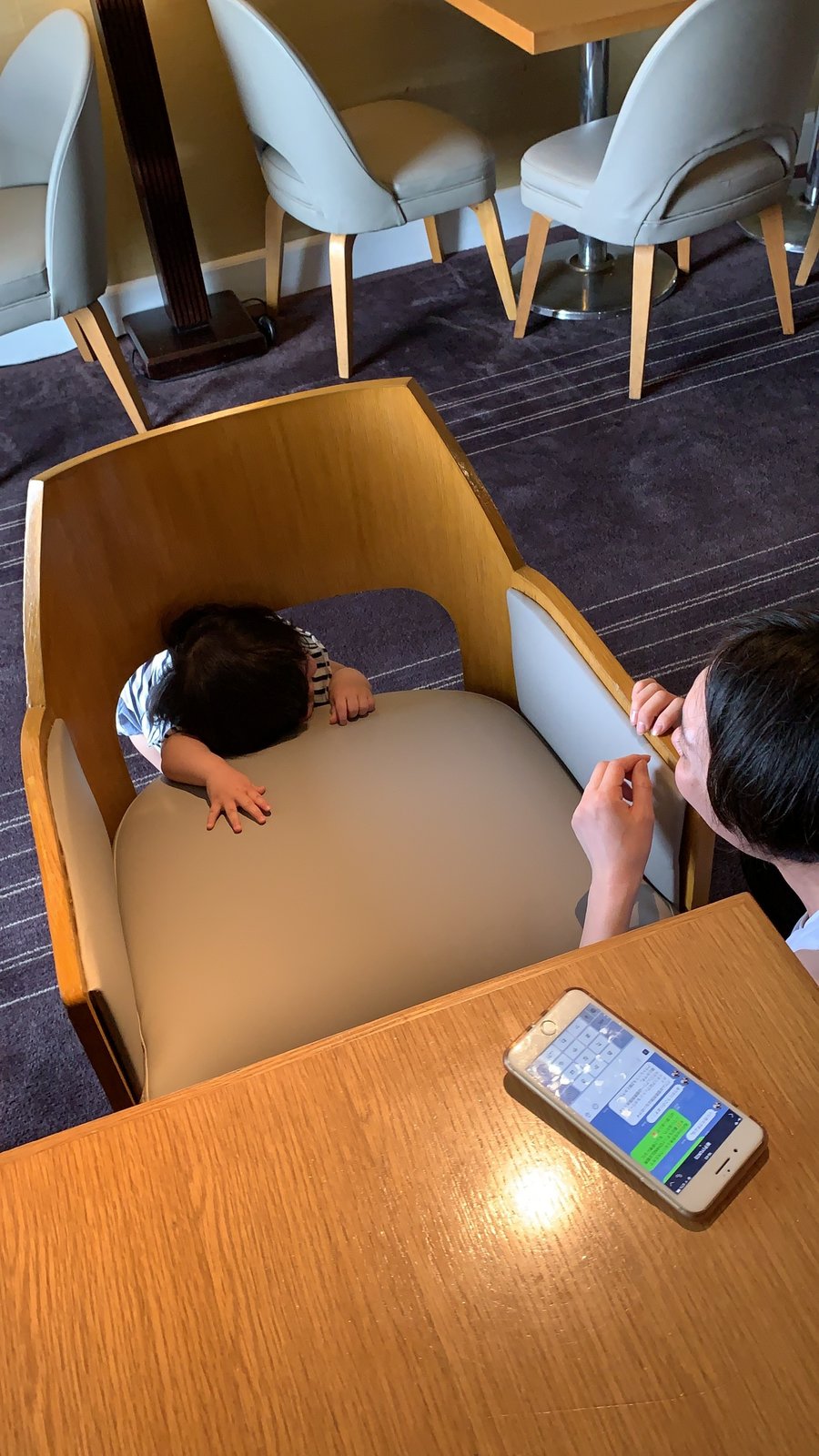 ソファでくつろぐ子ども