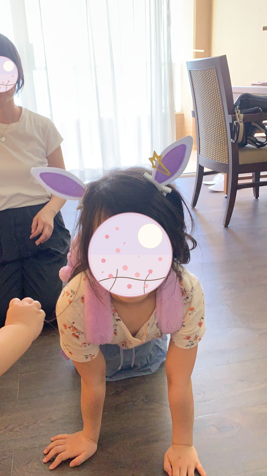うさぎ耳のカチューシャで変身する母と子