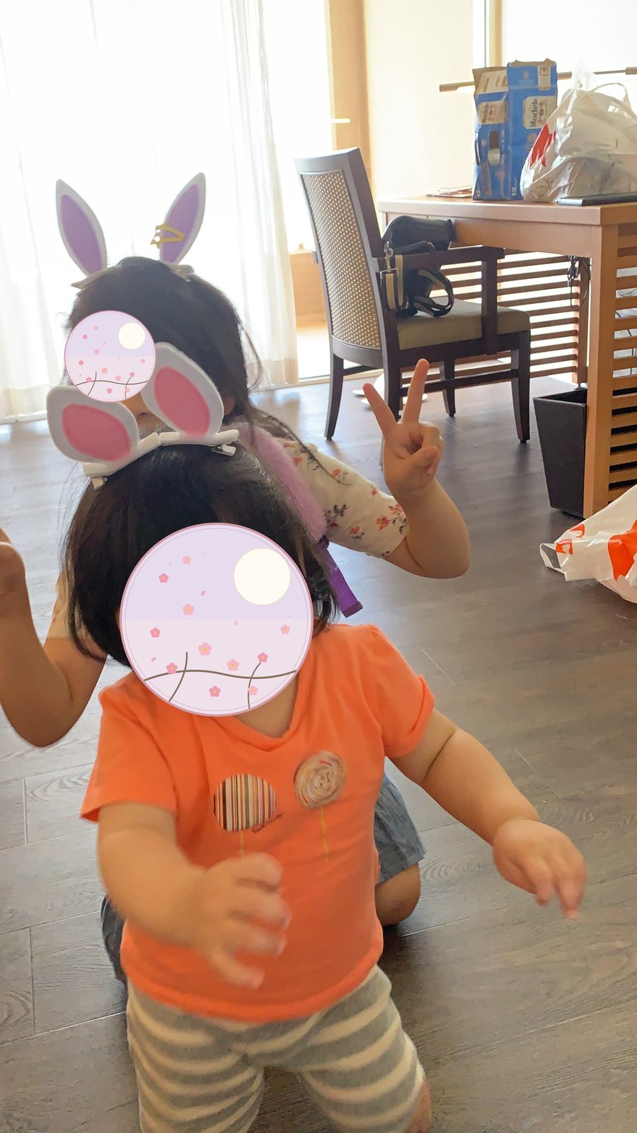 うさぎ耳のカチューシャでポーズをとる子どもたち