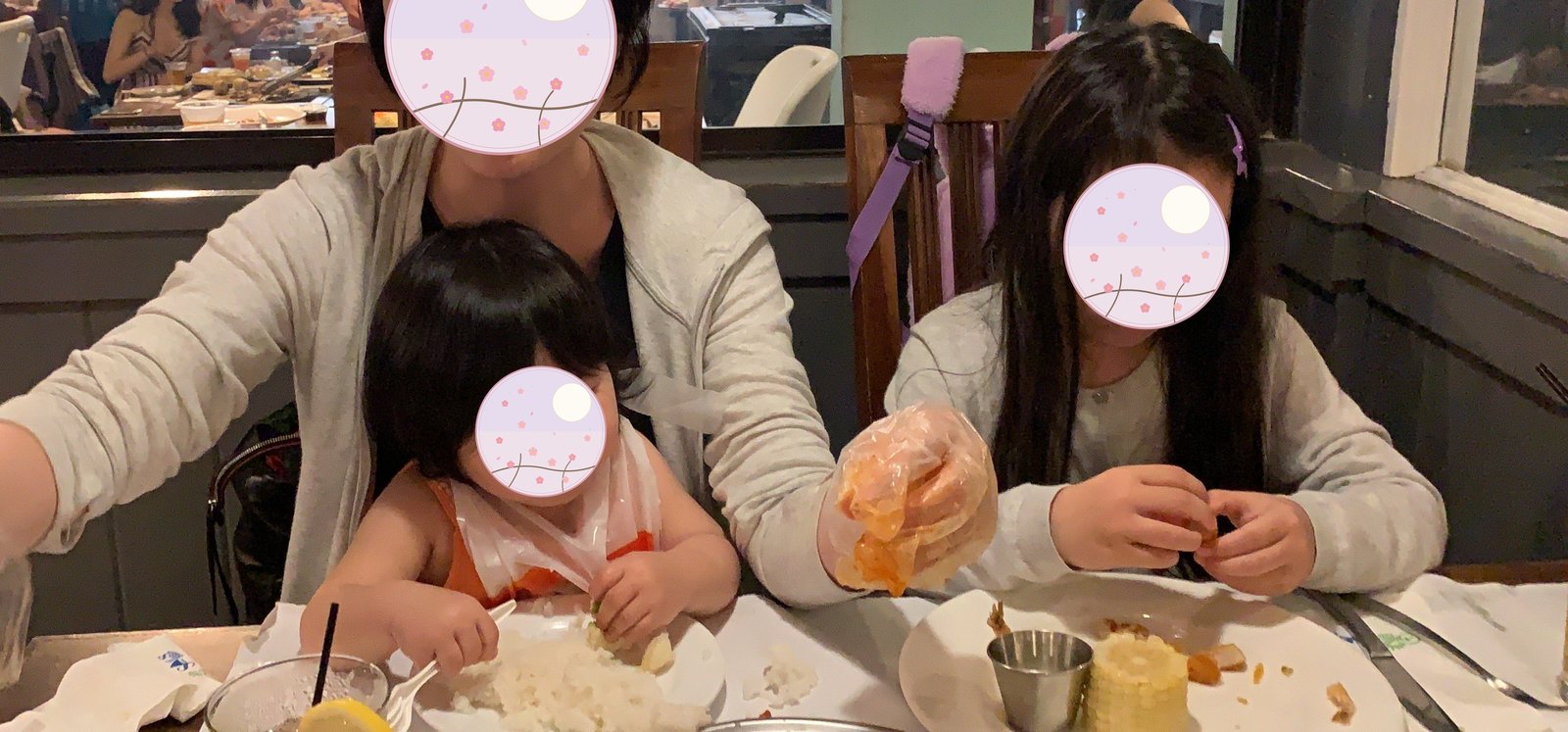 エビ料理を親子で食べる様子