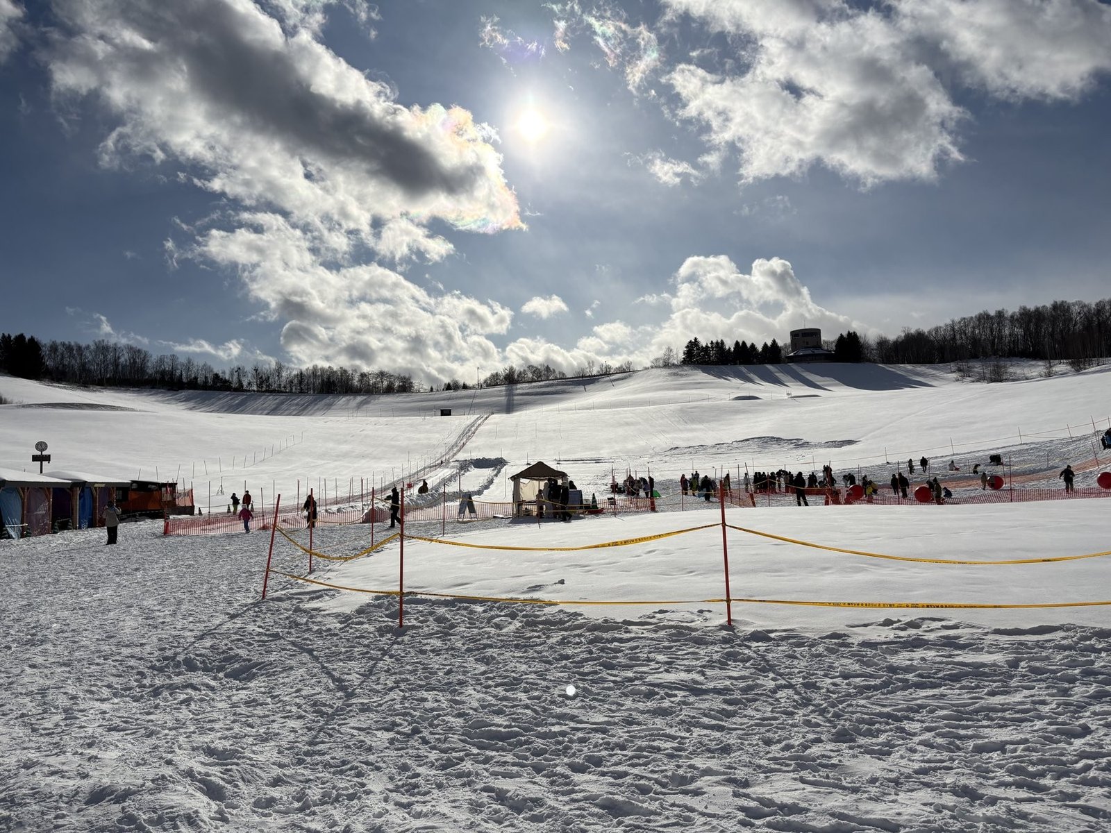 A clear day on the snow-play hill