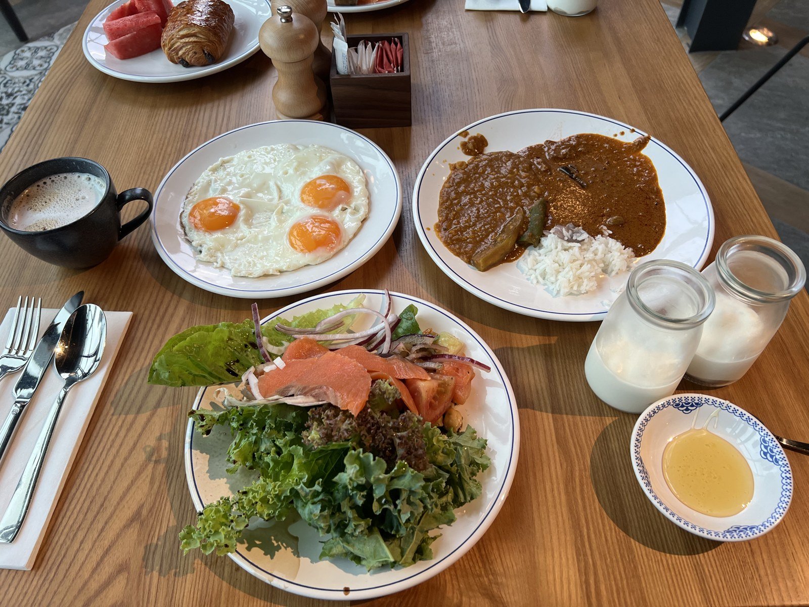 Breakfast in the club lounge: eggs, curry, a salmon salad and yoghurt together