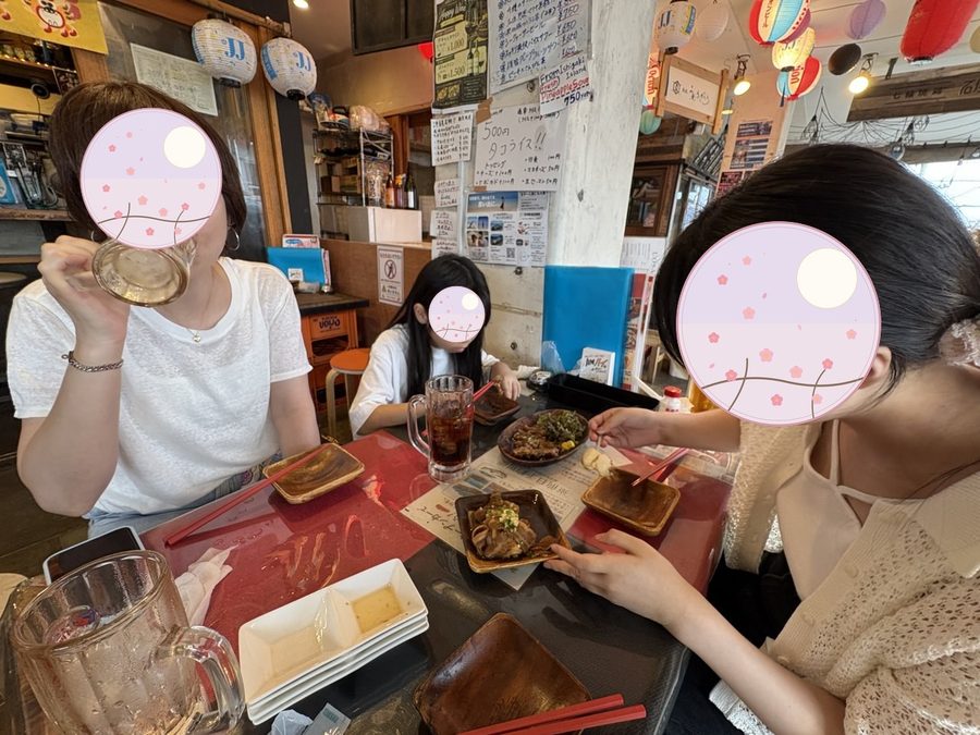 食事を楽しむ子どもたち