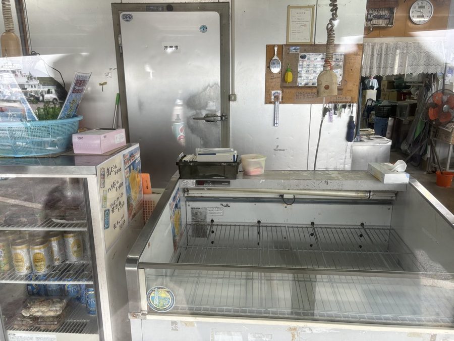 店内の空になったショーケース