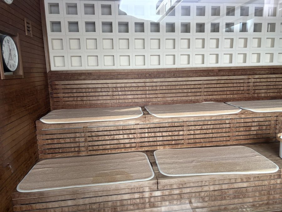 サウナのベンチ。整い椅子は屋外・屋内どちらにも多数ありました