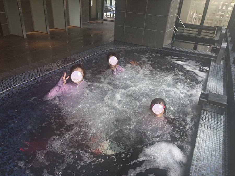 ジャグジーで遊ぶ子どもたち。水着着用・男女共用エリアなので家族一緒に入れます