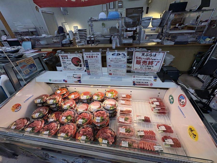 ショーケースにずらりと並んだマグロの切り身