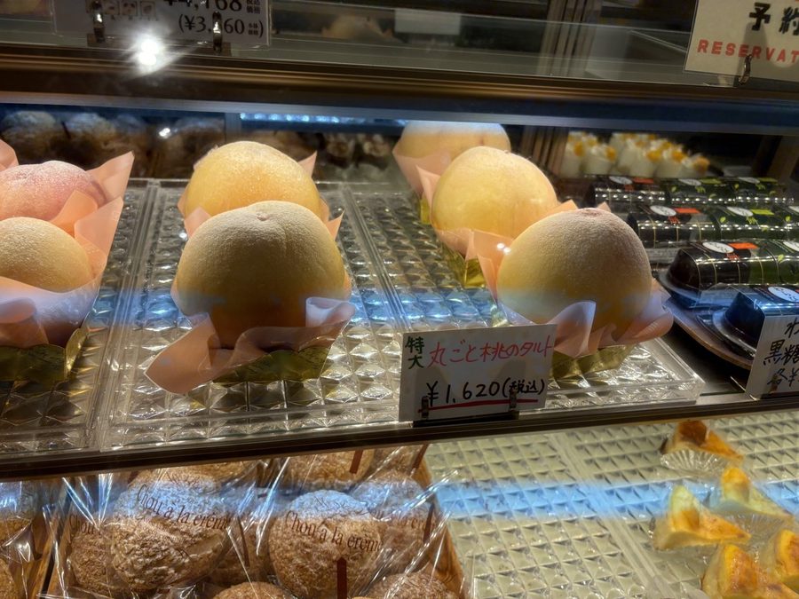特大・丸ごと桃のタルト。1個1,620円(税込)でした