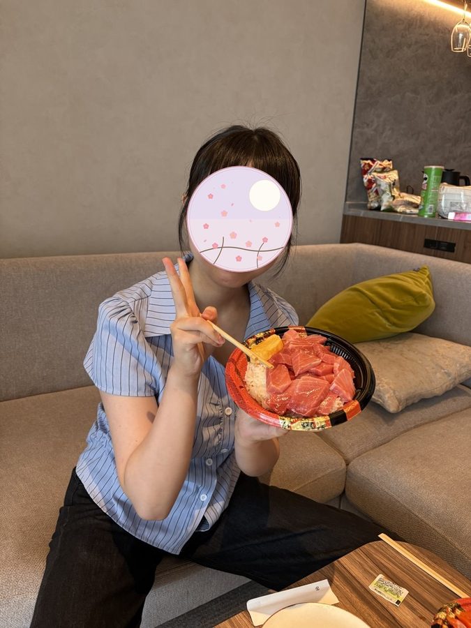 中トロ丼を手に嬉しそうな上の子