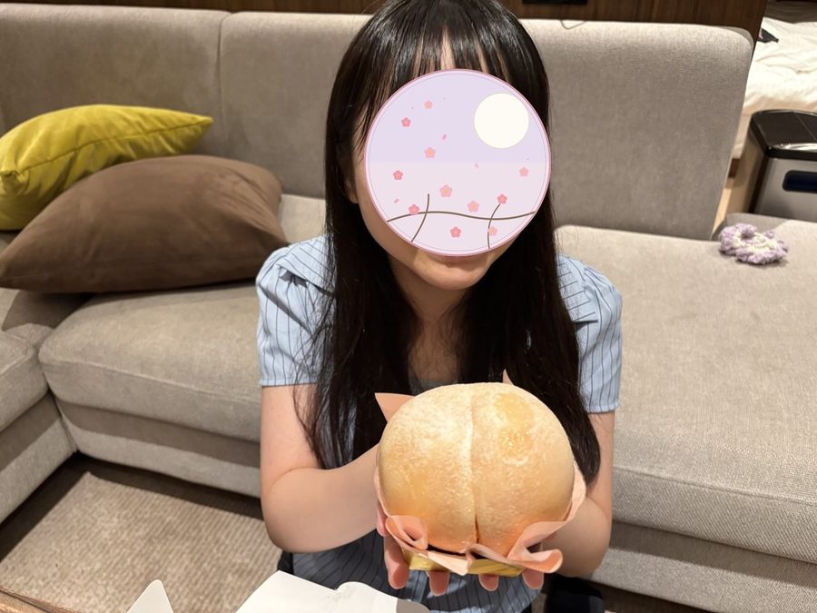 大きな桃のタルトを手に持つ上の子