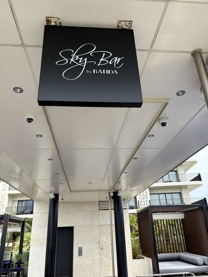 20歳以上限定のSky Barの看板