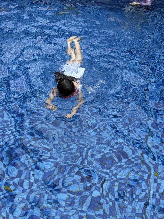 プールの深いところで泳ぐ下の子。上から見ると水の透明度がよくわかります