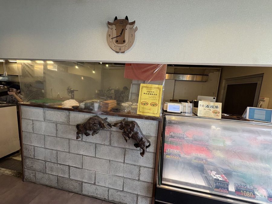 店内に飾られた牛のオブジェ