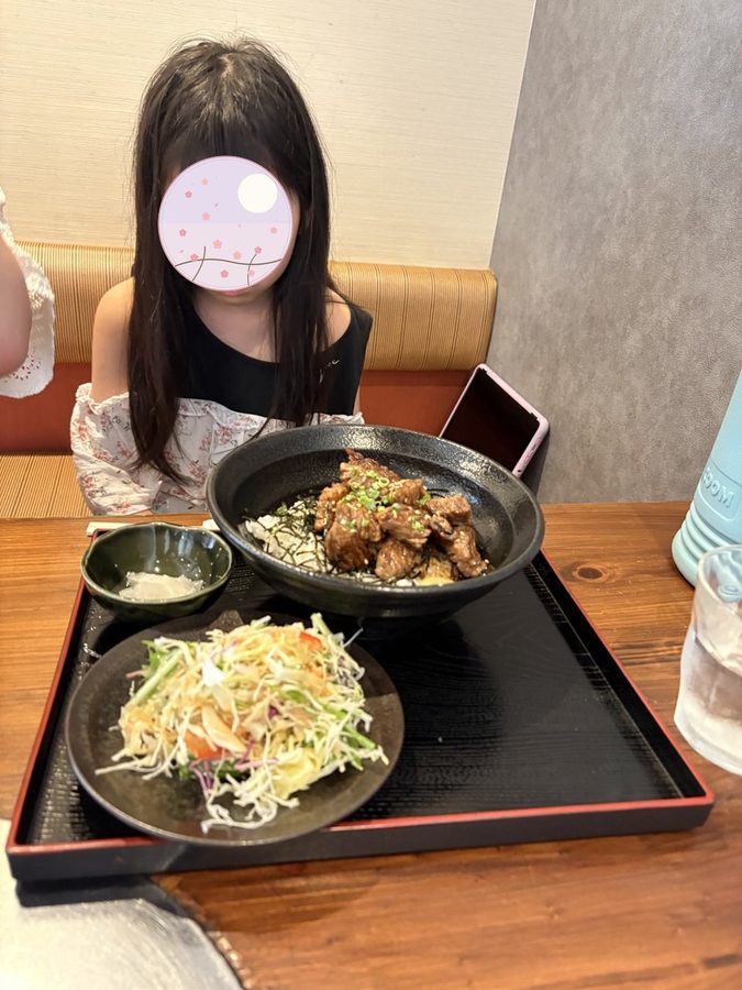 下の子が頼んだ焼肉丼セット
