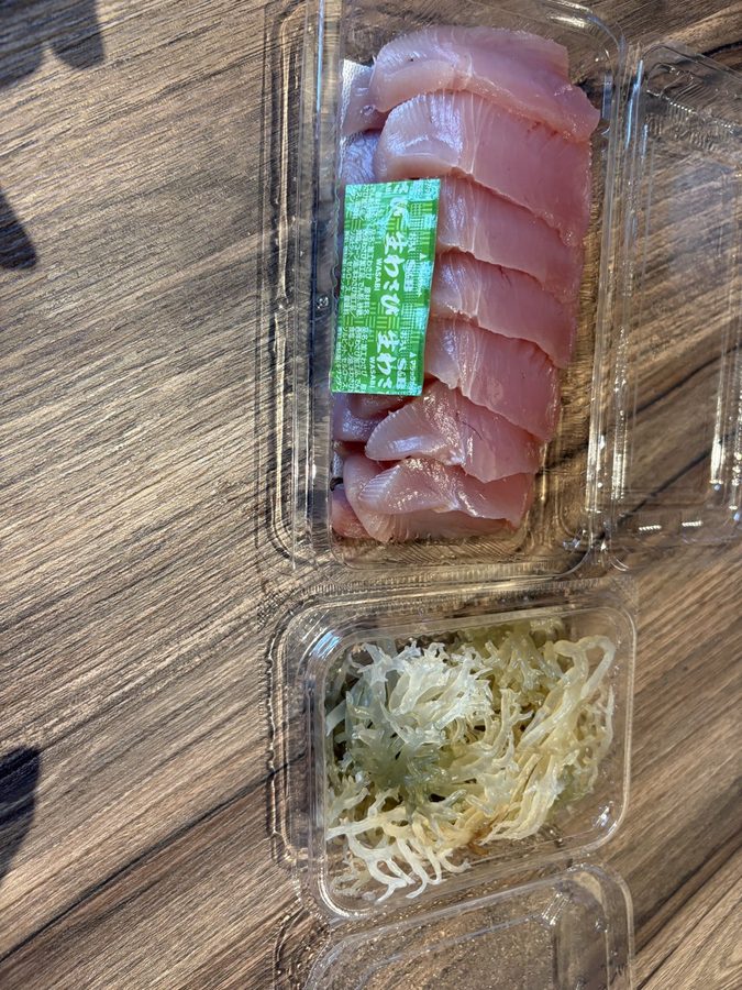 一緒に買った海草。550円で、店員さんは「サンゴについている草」と説明していました