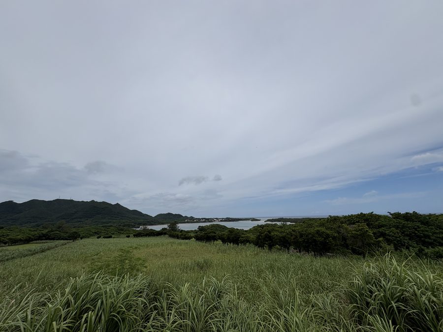 展望駐車場から見た川平湾。遠いですが美しい風景でした