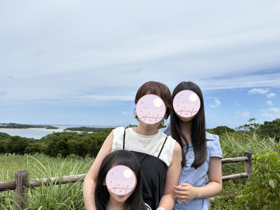A photo with mother and daughters, Kabira Bay behind us