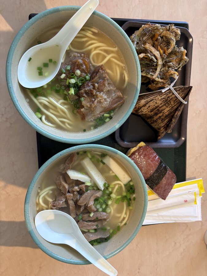 ラフテーの八重山そばと細切り肉の八重山そば、もずくの天ぷらとポーク玉子おにぎり