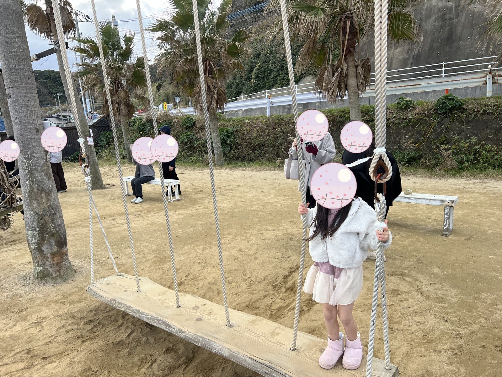 ブランコの上で振り返る娘