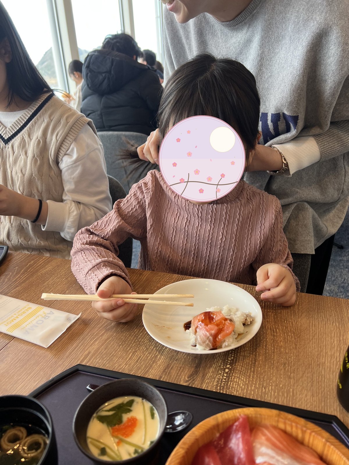 ランチを楽しむ娘