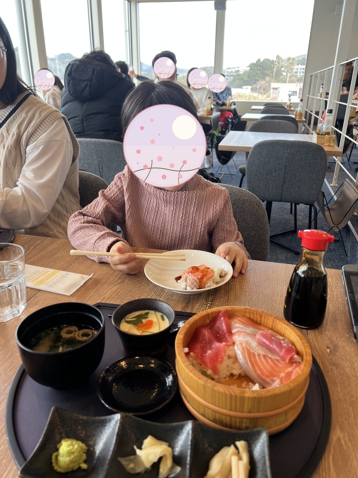 握り寿司の盛り合わせと海鮮丼