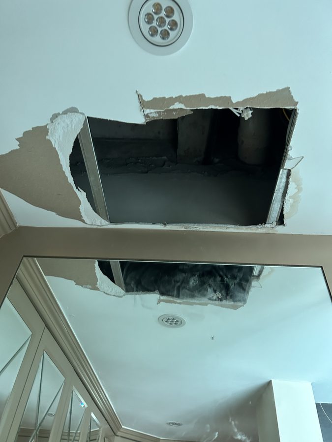 天井に開いた穴。こういうことも実際に起こります