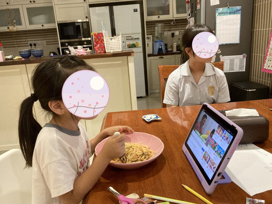 家での一コマ。制服は水色で、上の子の紺とは別です