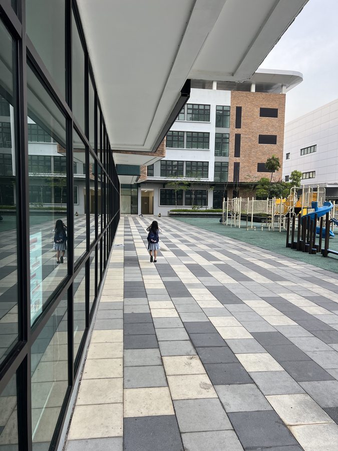 中庭と遊具。Pre-schoolの子でも動きやすい造りです