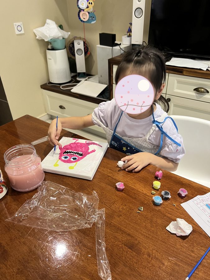 家での工作。手を動かすのが好きな子です