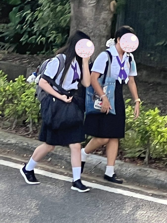 制服で登校していきます