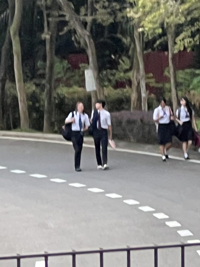 Epsomの構内。放課後、寮や部活へ向かう生徒たちが歩いていきます