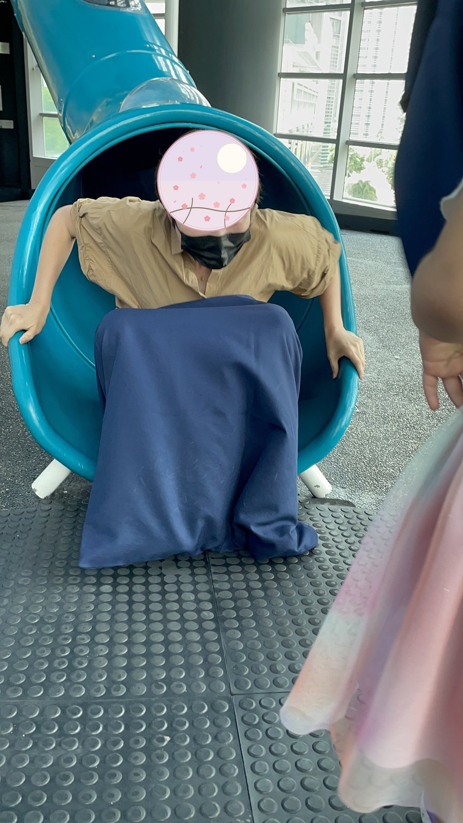 滑り台を滑り終えた様子