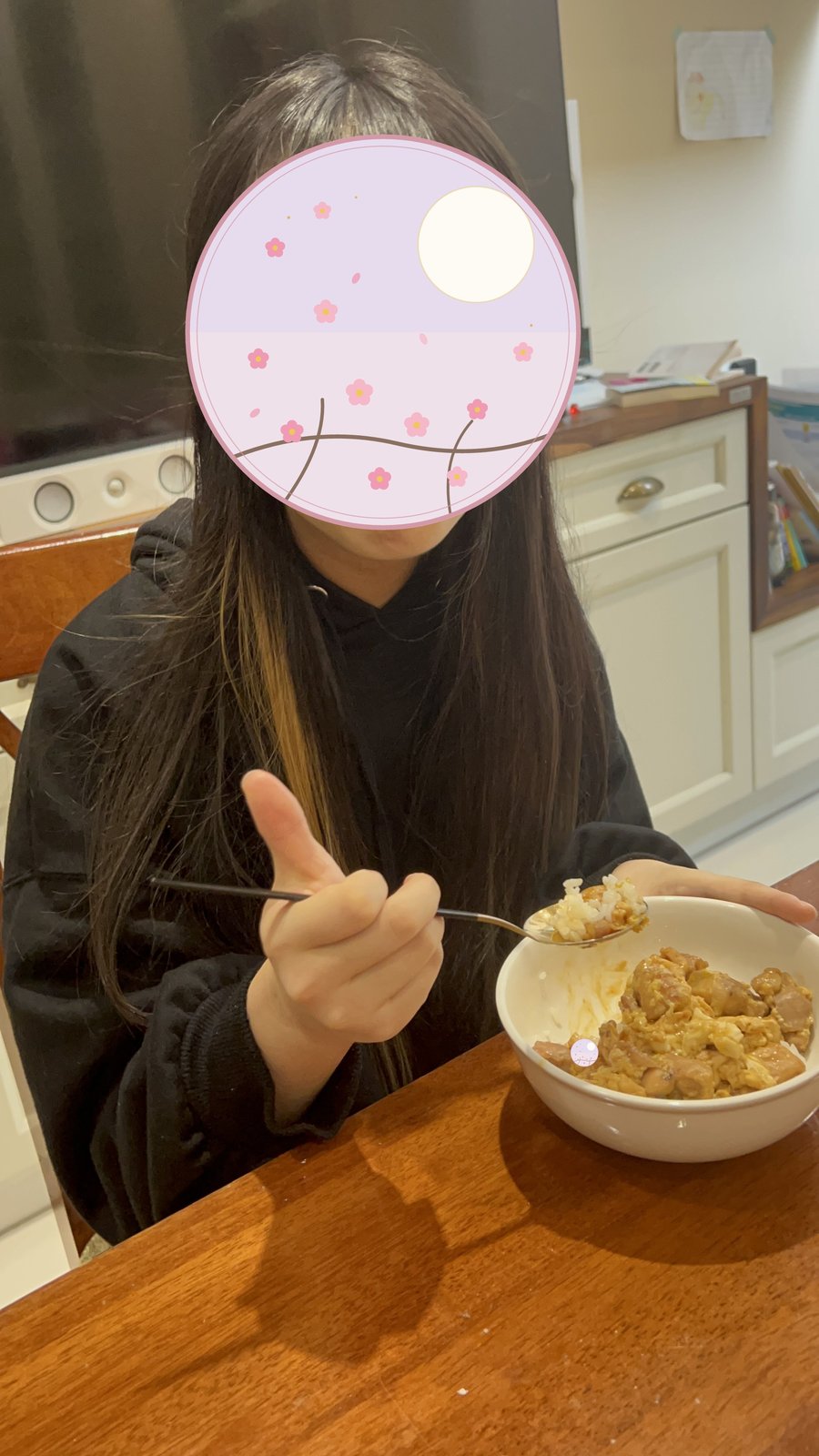 自宅のキッチンで食事をする様子
