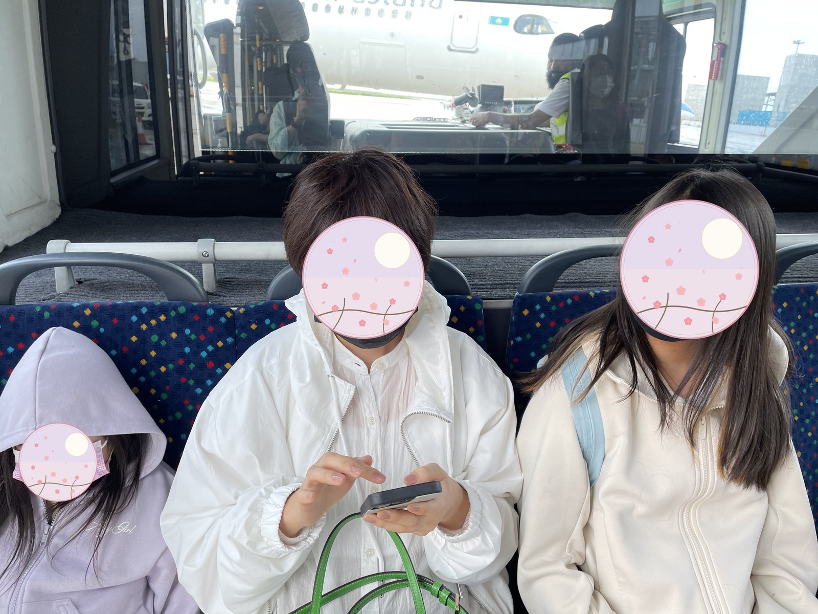 空港のバスから見えた飛行機とグランドスタッフ