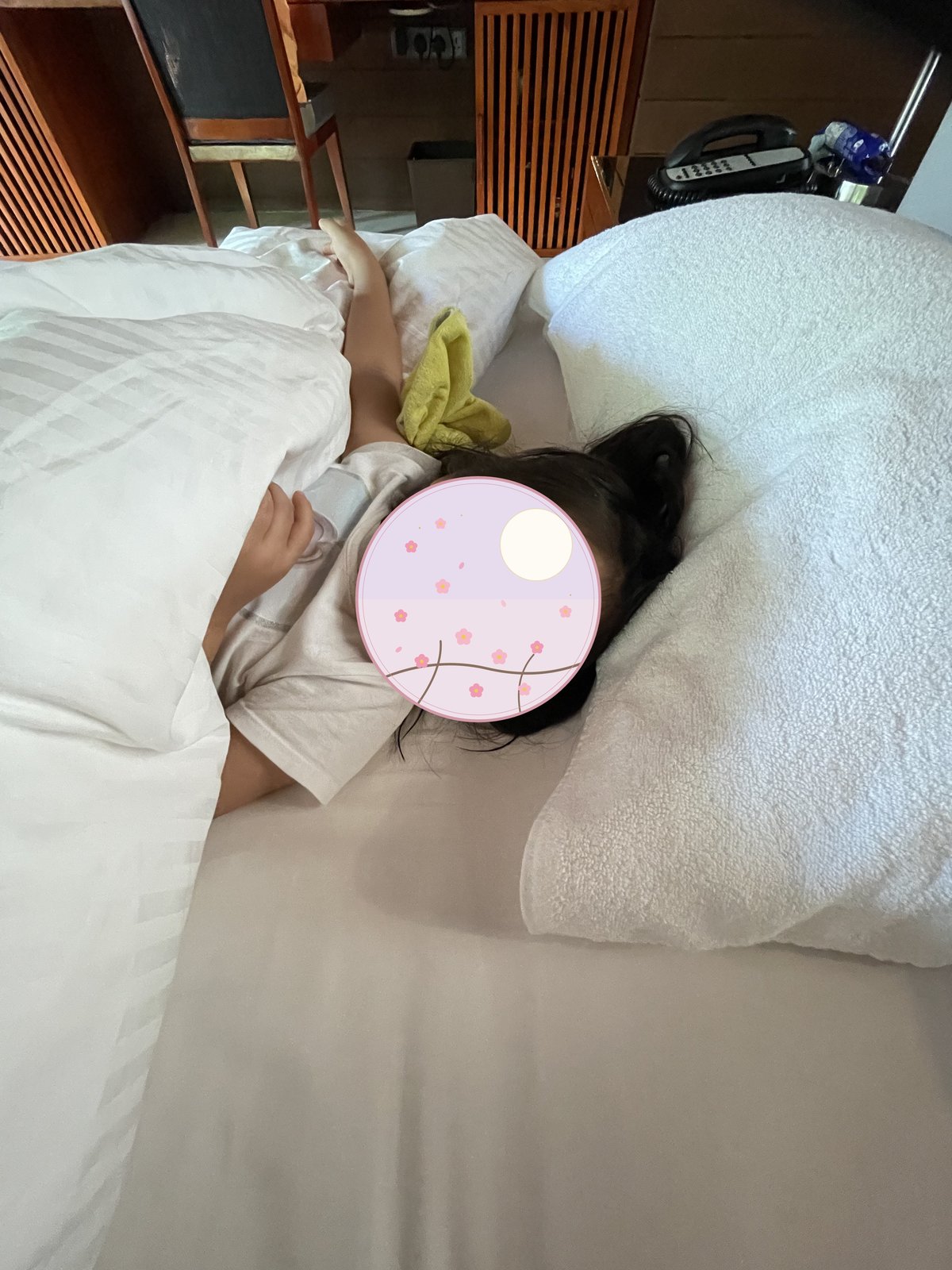 客室のベッドでくつろぐ子ども