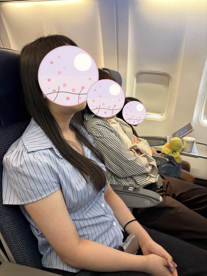 行きの機内。離陸してすぐ、2人とも寝てしまいました