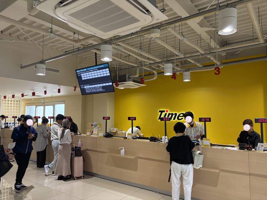 那覇空港のレンタカーカウンター。お盆は受け取りにも時間がかかります