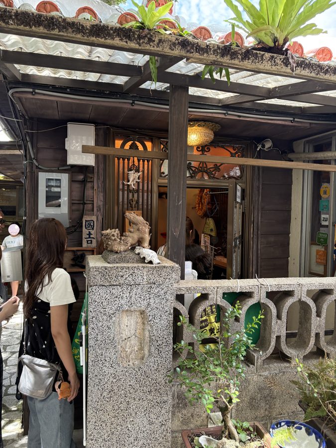 店内。木の温かみがあって、待ったあとに落ち着ける空間でした