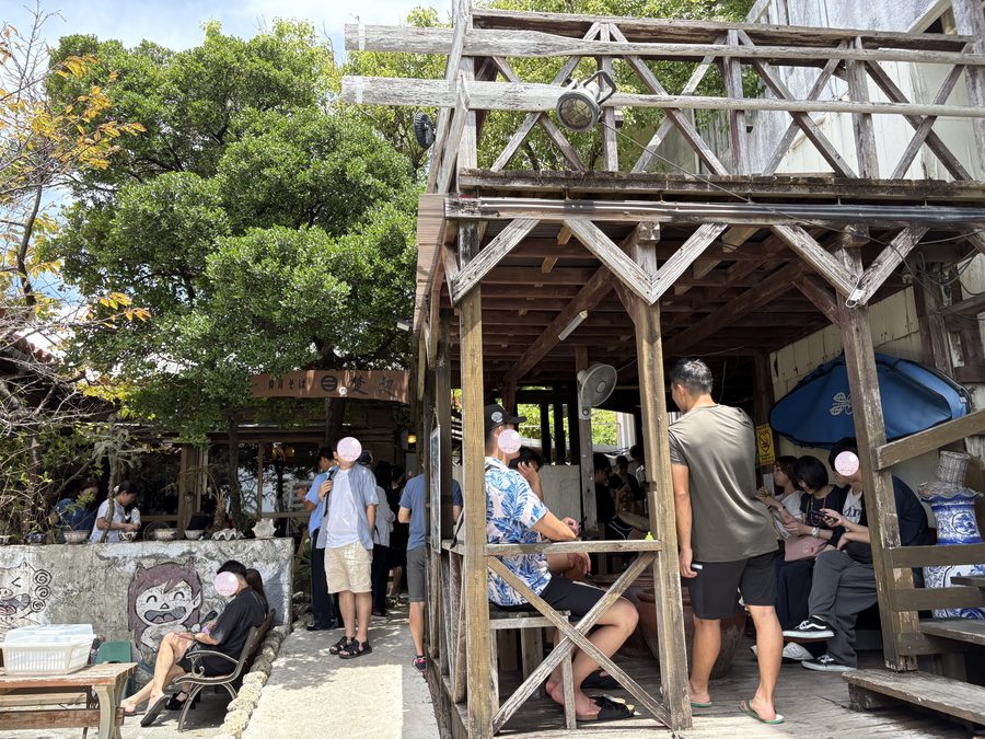 開店前から並ぶ人。昼どきを外せるなら外したほうがいいです