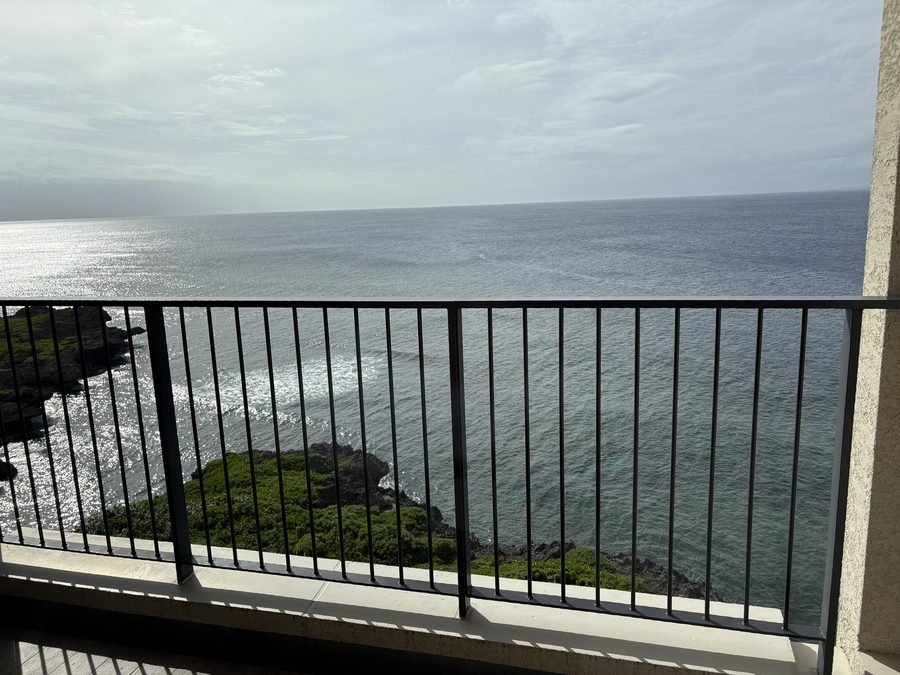 部屋のバルコニーから。海がそのまま目の前にあります