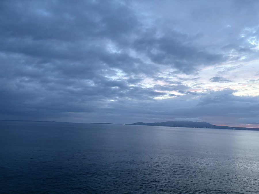 部屋から見た朝の海。この日は雲が厚めでした