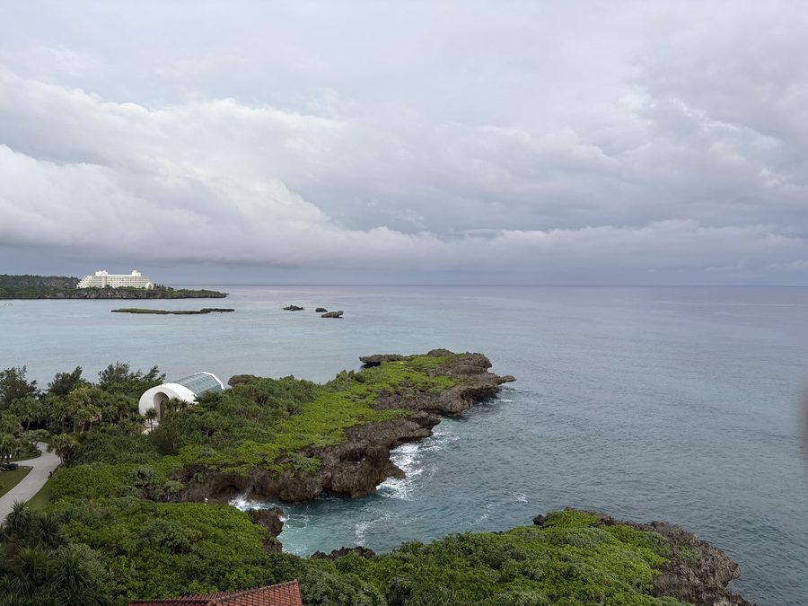 少し明るくなってきた頃。島の輪郭が見えてきます