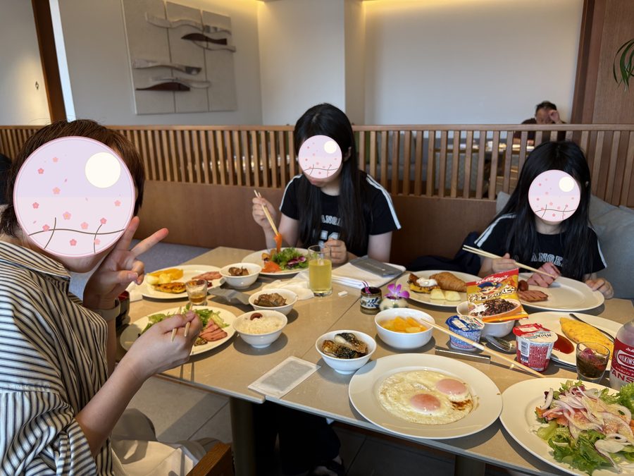 朝食のテーブル。品数が多いので、子どもでも食べたいものが見つかります