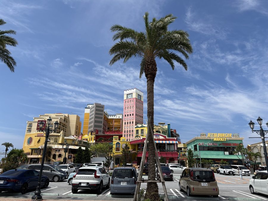 アメリカンビレッジの街並み。カラフルな建物が並びます