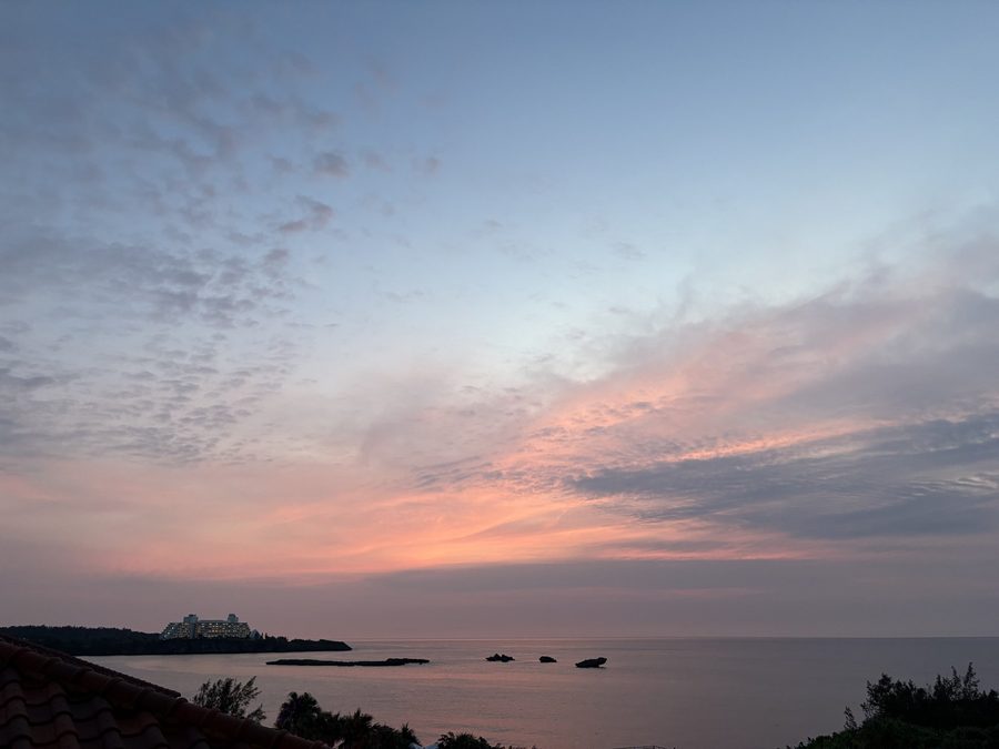 部屋から見えた夕暮れ。動かない日をつくったから見られた景色です