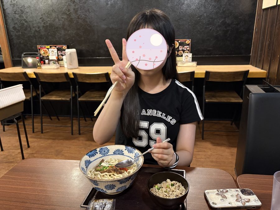 ソーキそばを食べているところ。子どもでも食べきれる量でした